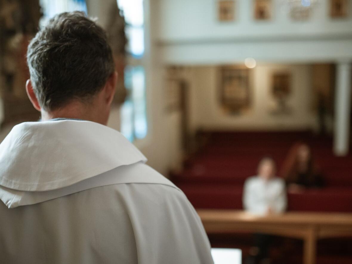 Pfarrer, der einen Gottesdienst hält