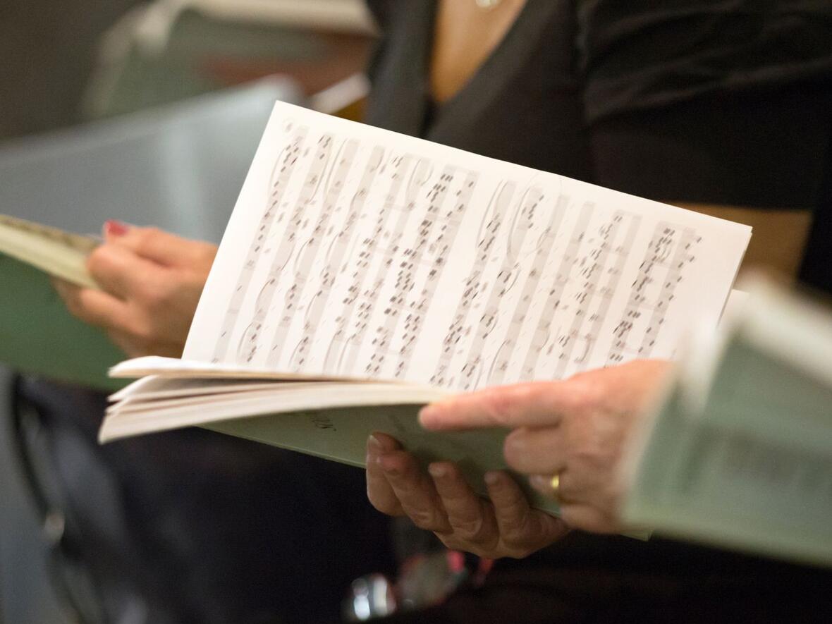 Chor mit Notenblättern in der Kirche