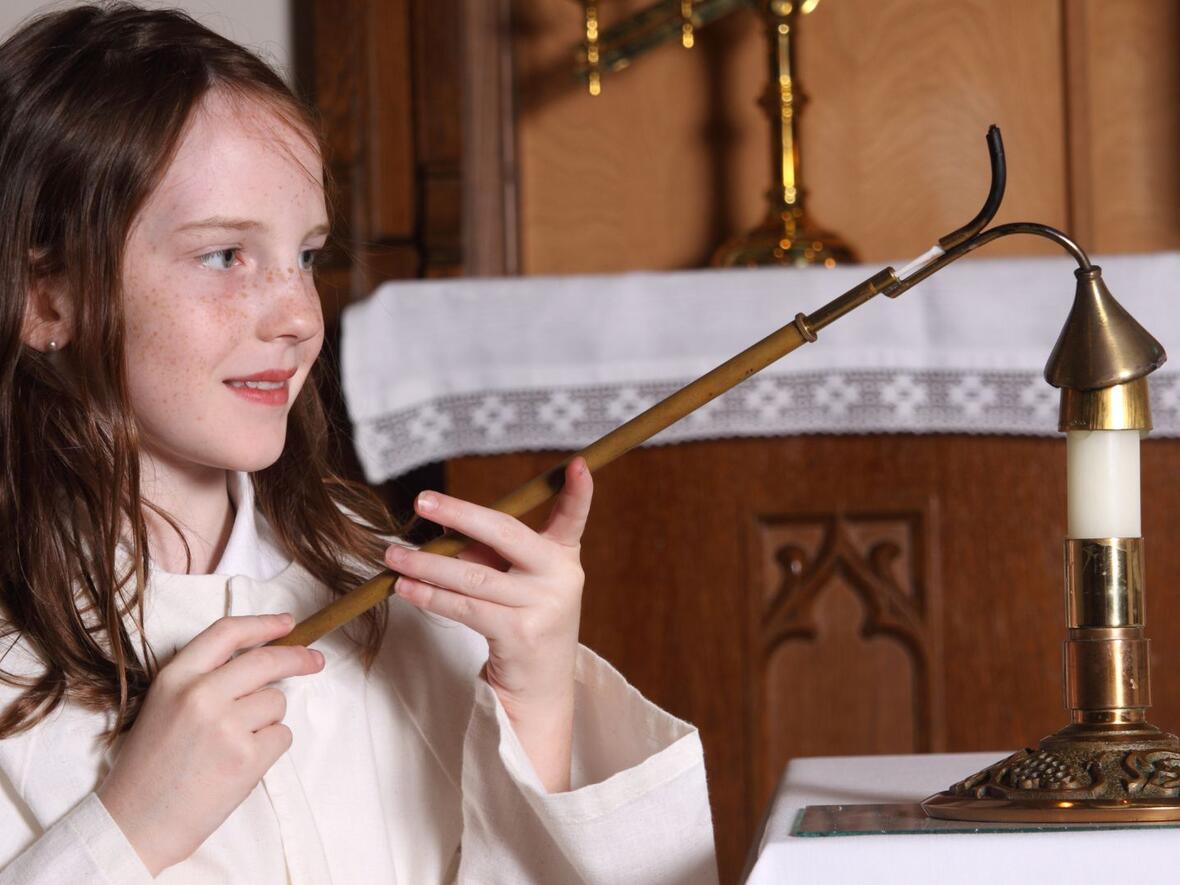 Mädchen beim Ministrantendienst