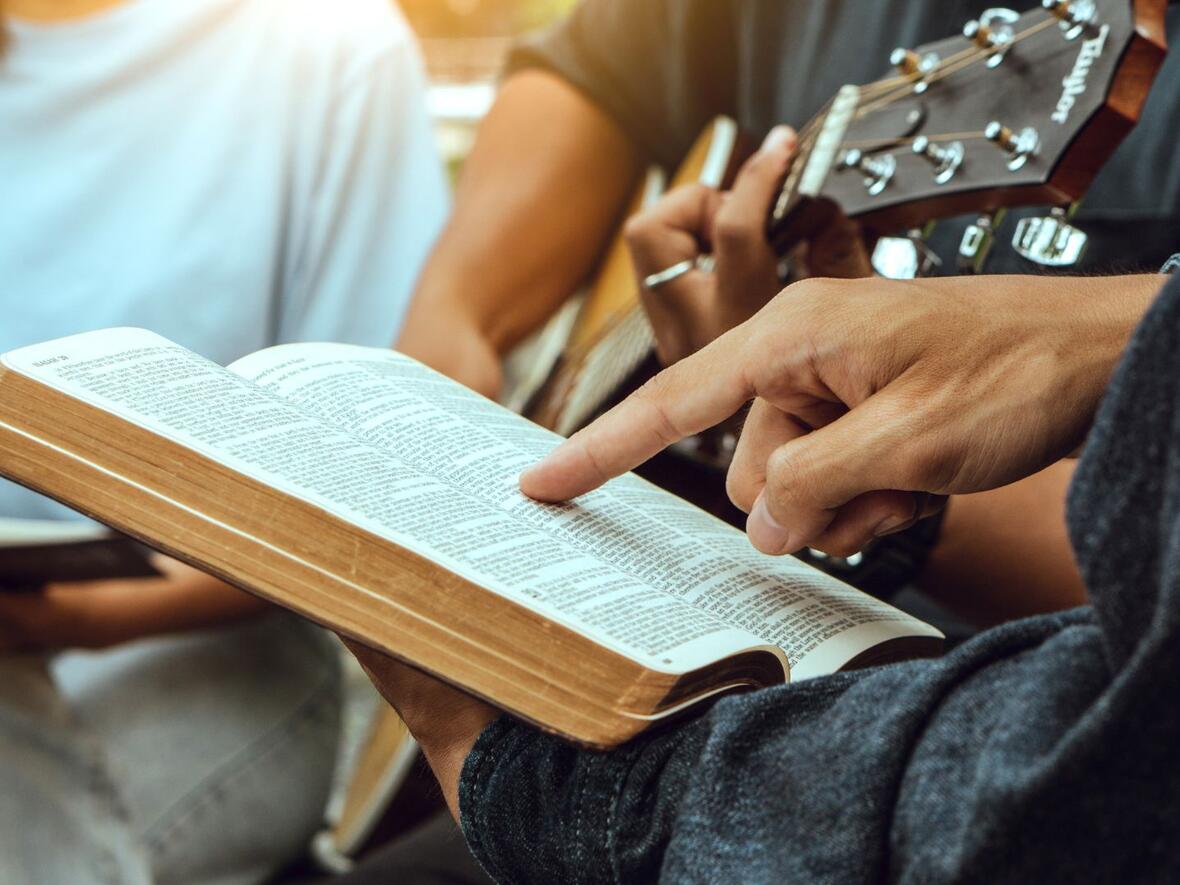 Junge Menschen singen und musizieren zusammen