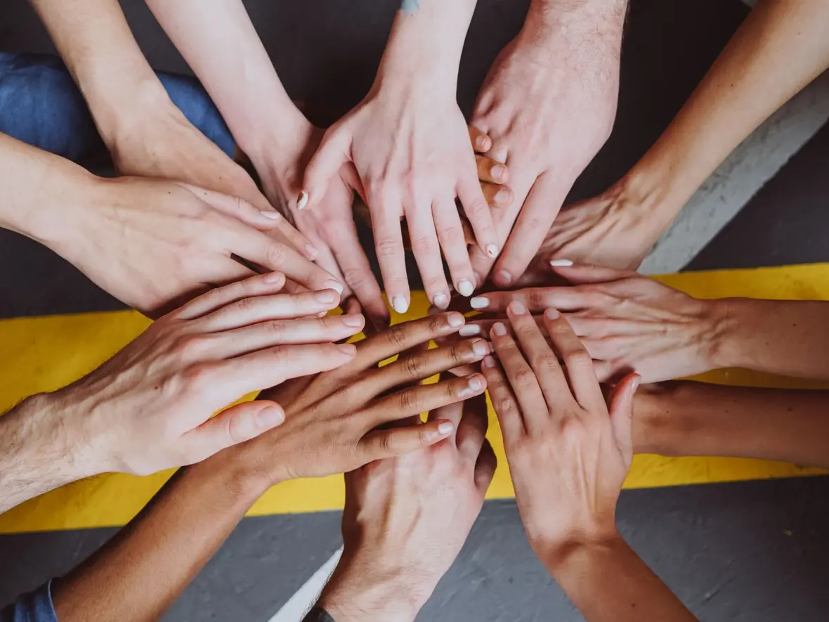 Geimensam stark: Hände zusammen im Kreis