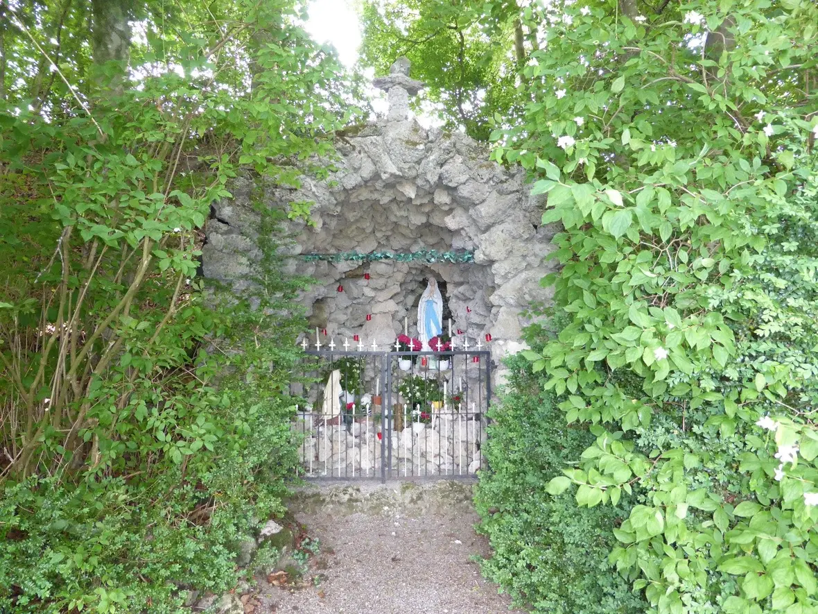 Mariengrotte von Fam. Schwärzer an der Wasserreserve Bayersried