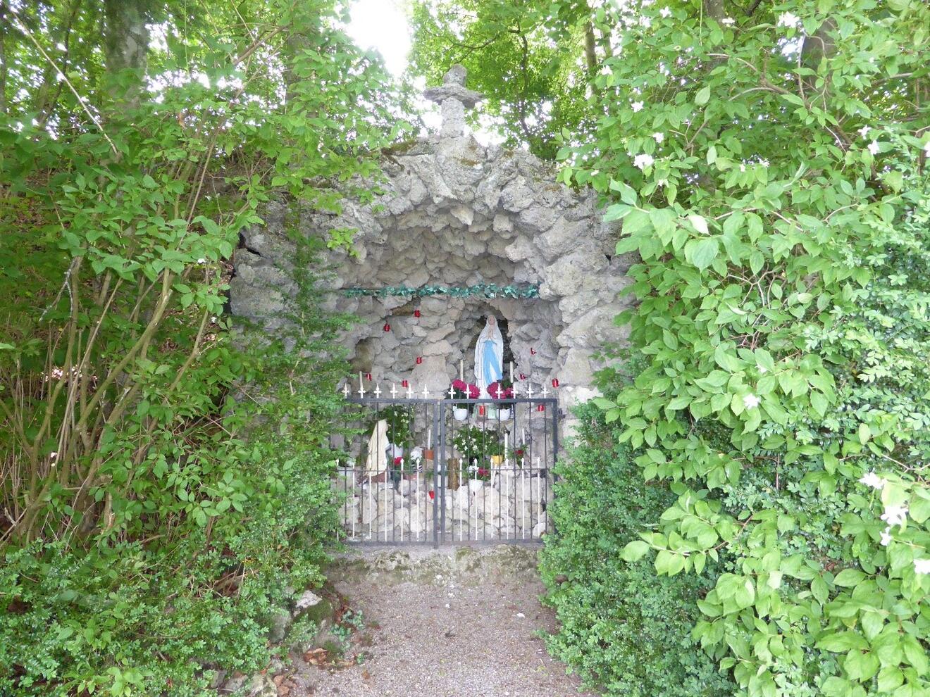Mariengrotte von Fam. Schwärzer an der Wasserreserve Bayersried