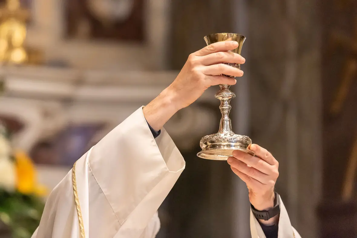 Der Pfarrer hält den Gottesdienst